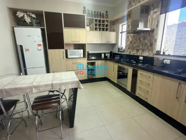 Casa 4 quartos e 3 banheiros, à venda, no bairro Parque das Orquideas em Guaxupé