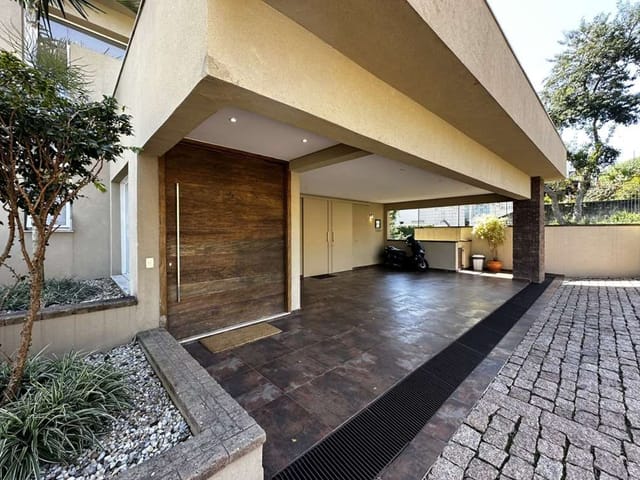 Casa com 645m² 4 quartos e 5 banheiros, à venda, no bairro Chácara Moinho Velho em Carapicuíba