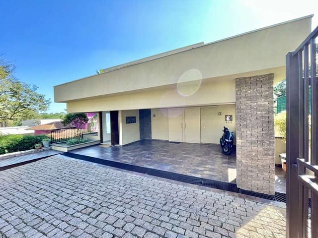 Casa com 645m² 4 quartos e 5 banheiros, à venda, no bairro Chácara Moinho Velho em Carapicuíba