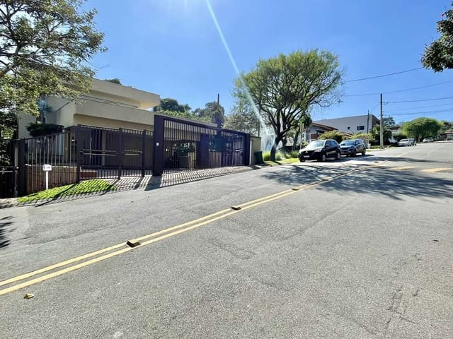 Casa com 645m² 4 quartos e 5 banheiros, à venda, no bairro Chácara Moinho Velho em Carapicuíba