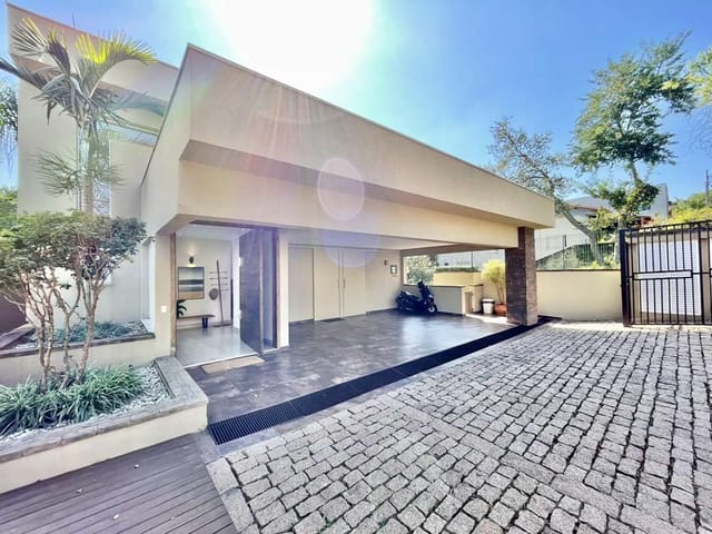 Casa com 645m² 4 quartos e 5 banheiros, à venda, no bairro Chácara Moinho Velho em Carapicuíba
