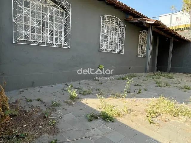 Casa com 600m² 3 quartos e 1 banheiro, à venda, no bairro Santa Branca em Belo Horizonte