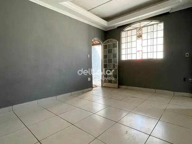 Casa com 600m² 3 quartos e 1 banheiro, à venda, no bairro Santa Branca em Belo Horizonte