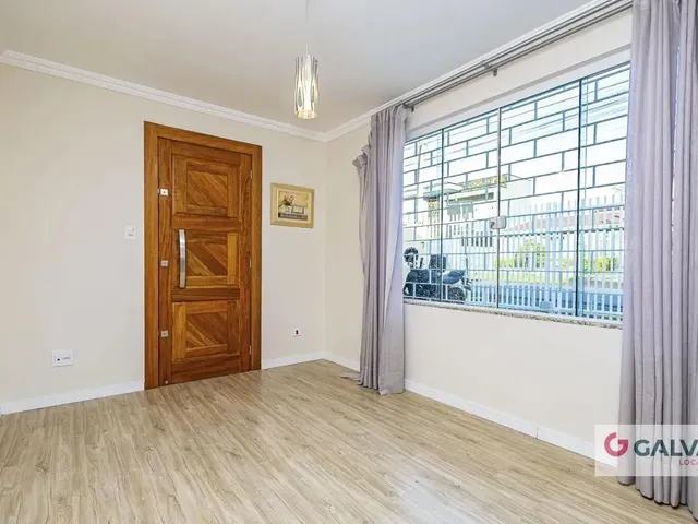 Casa 3 quartos e 2 banheiros, para alugar, no bairro Xaxim em Curitiba