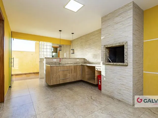 Casa 3 quartos e 2 banheiros, para alugar, no bairro Xaxim em Curitiba