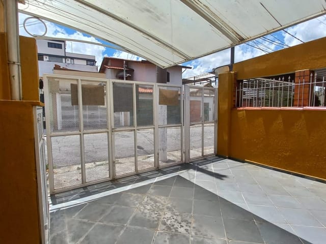 Foto do Casa - LINDA CASA TÉRREA À VENDA DE 125M² COM 2 DORMITÓRIOS E 2 SALAS,VILA LEOPOLDINA EM RUA TRANQUILA.  ÓTIMA OPORTUNIDADE! | Lares e Andares Imóveis