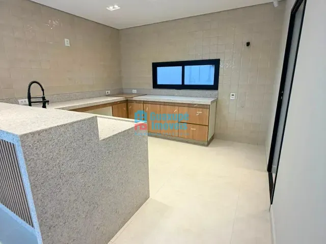 Casa 4 quartos e 5 banheiros, à venda, no bairro Nova Floresta em Guaxupé