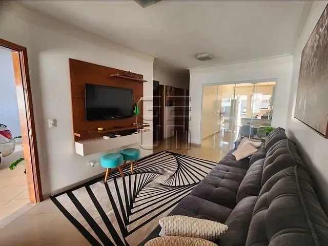 Casa com 250m² 4 quartos e 3 banheiros, à venda, no bairro Novo Aeroporto em Londrina