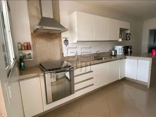 Casa com 250m² 4 quartos e 3 banheiros, à venda, no bairro Novo Aeroporto em Londrina