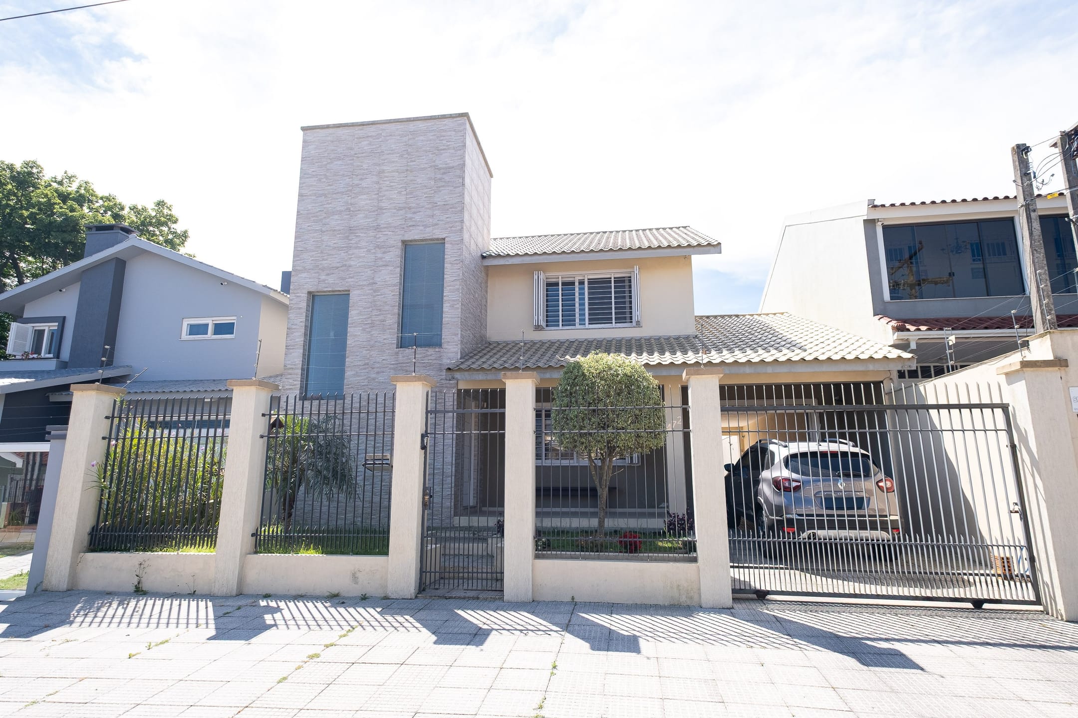Casa na Colina do Sol, Pelotas, 337m², 3 dormitórios (1 suíte), 4 banheiros, 4 vagas. Pátio com piscina, espaço gourmet e churrasqueira. Agende sua visita!