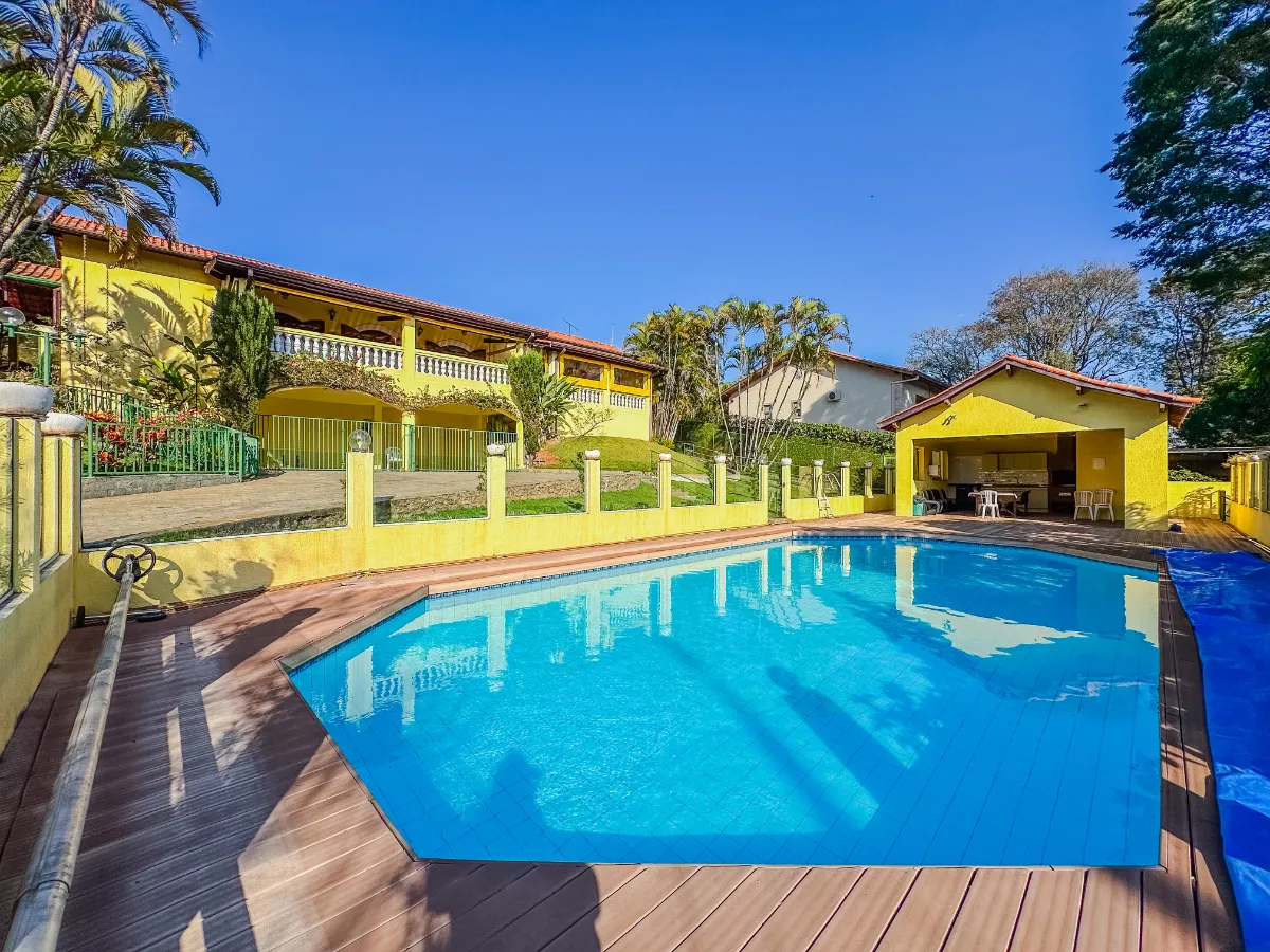 Casa em condomínio para venda com 6 quartos, sendo 4 suítes, 418m²