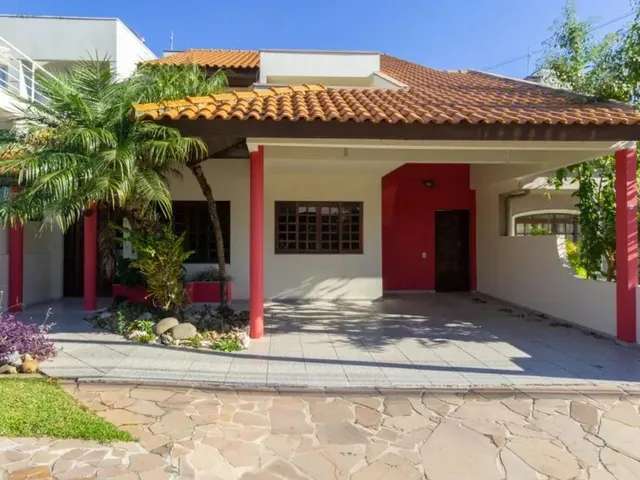Casa com 313m² 5 quartos e 5 banheiros, para alugar, no bairro Guabirotuba em Curitiba