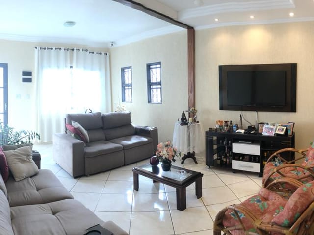 Casa com 410m² 3 quartos e 4 banheiros, à venda, no bairro Santana em Pindamonhangaba