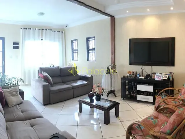 Casa com 410m² 3 quartos e 4 banheiros, à venda, no bairro Santana em Pindamonhangaba
