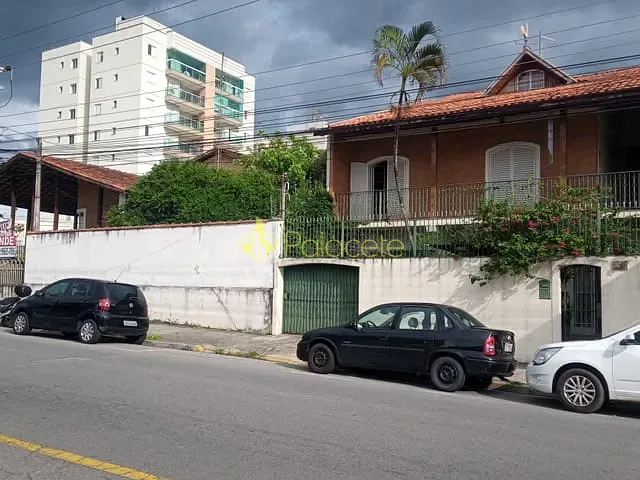 Casa com 305m² 3 quartos e 2 banheiros, à venda, no bairro Vila Bourghese em Pindamonhangaba