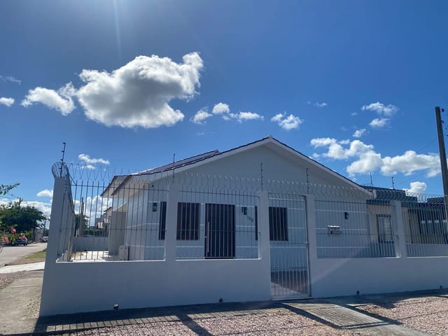 Casa 4 quartos e 2 banheiros, à venda, no bairro Três Vendas em Pelotas