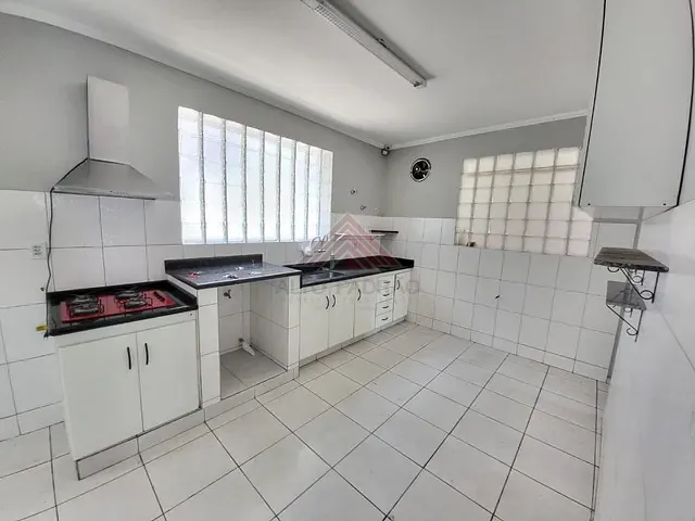 Casa com 300m² 3 quartos e 2 banheiros, para alugar, no bairro Matriz em Mauá