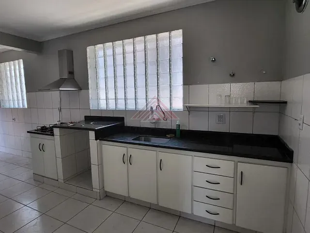 Casa com 300m² 3 quartos e 2 banheiros, para alugar, no bairro Matriz em Mauá