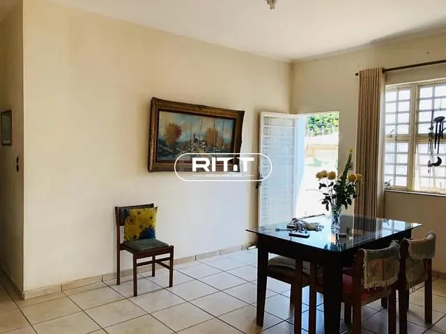 Casa com 395m² 4 quartos e 3 banheiros, à venda, no bairro Taquaral em Taquaral