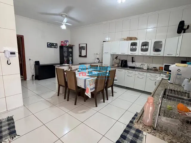 Casa 3 quartos e 2 banheiros, à venda, no bairro Jardim Três Rosas em Guaxupé