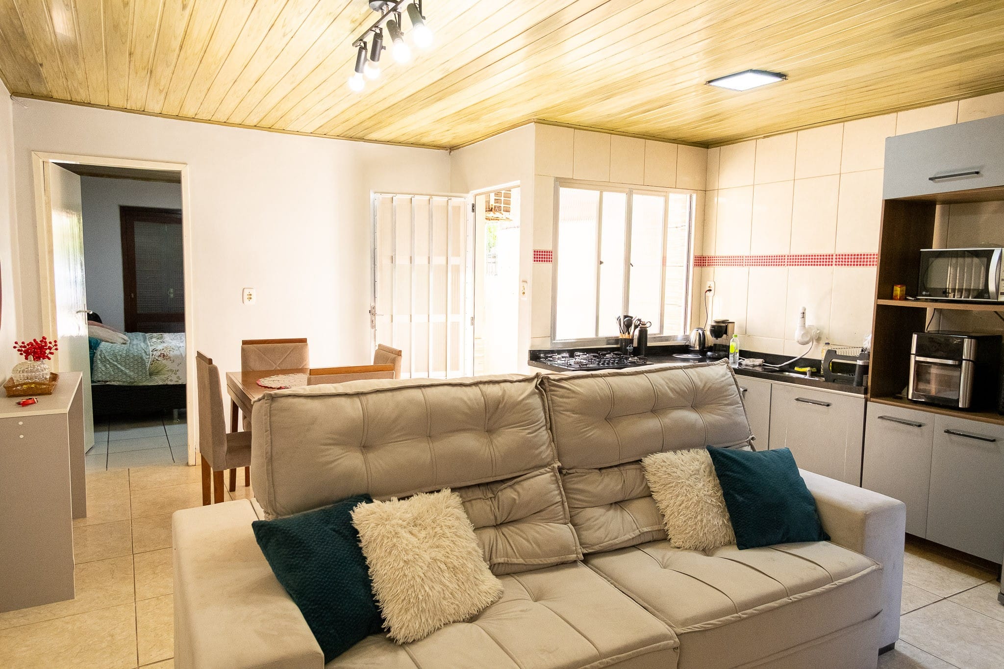 Casa à venda no Fragata, Pelotas: 75m², 2 quartos, cozinha planejada, churrasqueira, garagem e pátio amplo.
