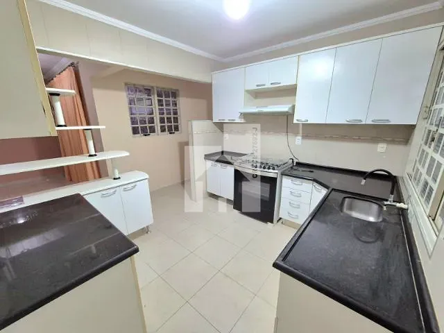 Casa com 250m² 4 quartos e 3 banheiros, para alugar, no bairro Jardim Torres São José em Jundiaí