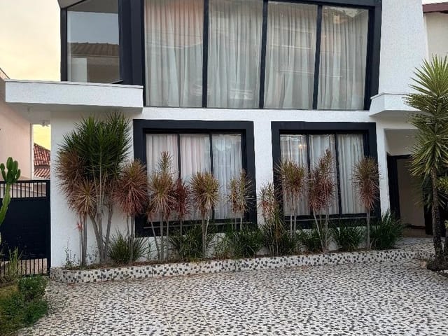 Casa com 360m² 4 quartos e 4 banheiros, à venda ou para alugar, no bairro Jardim das Colinas em São José dos Campos