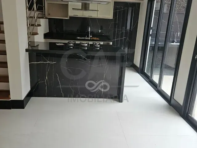 Casa 3 quartos e 3 banheiros, para alugar, no bairro Centro em Holambra