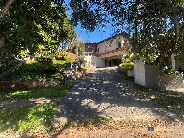 Casa com 915m² 4 quartos e 5 banheiros, à venda ou para alugar, no bairro São Paulo II em Cotia