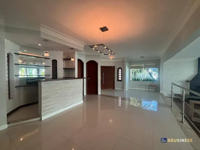 Casa com 915m² 4 quartos e 5 banheiros, à venda ou para alugar, no bairro São Paulo II em Cotia