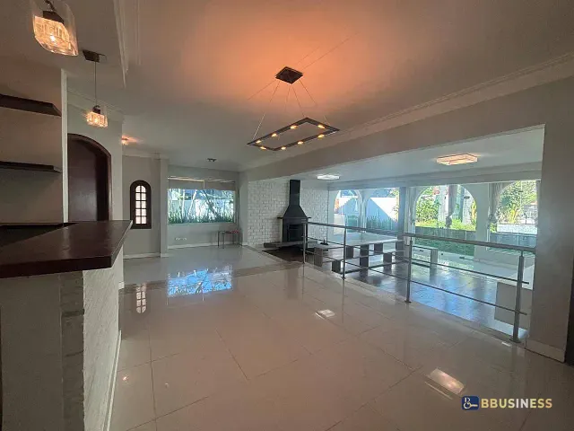 Casa com 915m² 4 quartos e 5 banheiros, à venda ou para alugar, no bairro São Paulo II em Cotia