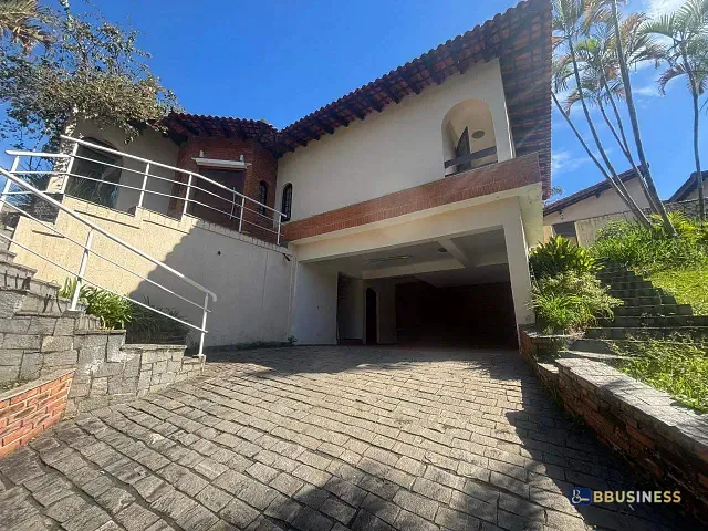 Casa com 915m² 4 quartos e 5 banheiros, à venda ou para alugar, no bairro São Paulo II em Cotia