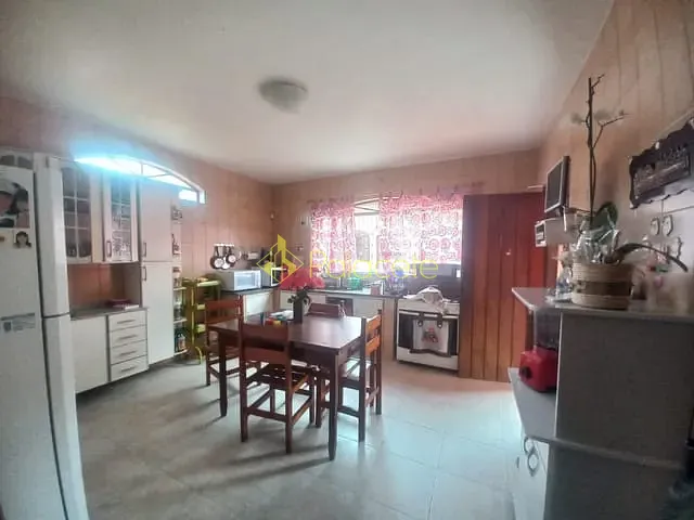 Casa com 324m² 3 quartos e 3 banheiros, à venda, no bairro Parque São Domingos em Pindamonhangaba