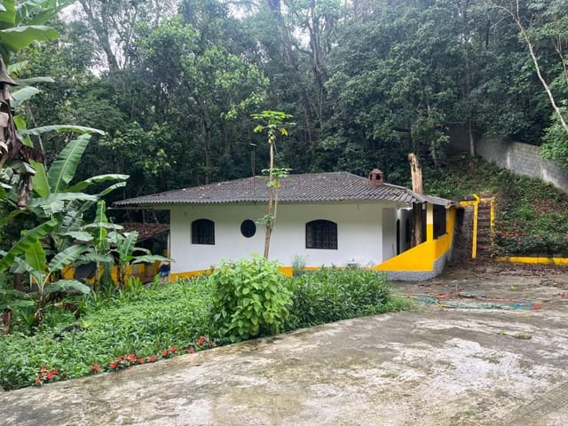 Casa com 2100m² 2 quartos e 1 banheiro, à venda, no bairro Jardim Santa Isabel em Itapecerica da Serra