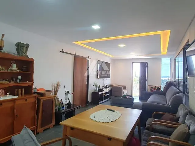 Casa com 462m² 3 quartos e 3 banheiros, à venda, no bairro Uvaranas em Ponta Grossa