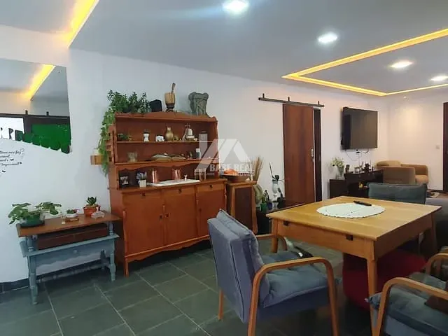 Casa com 462m² 3 quartos e 3 banheiros, à venda, no bairro Uvaranas em Ponta Grossa