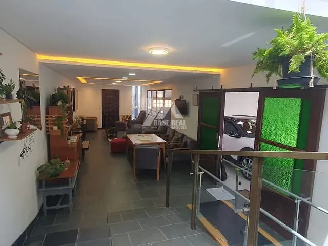 Casa com 462m² 3 quartos e 3 banheiros, à venda, no bairro Uvaranas em Ponta Grossa