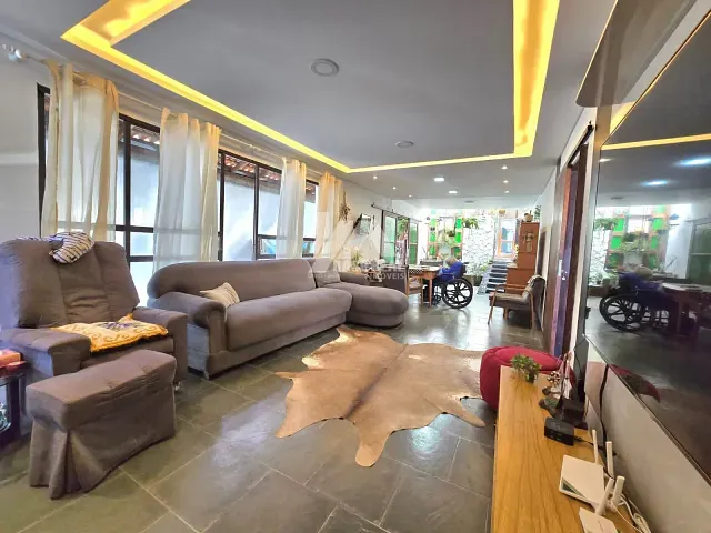 Casa com 462m² 3 quartos e 3 banheiros, à venda, no bairro Uvaranas em Ponta Grossa
