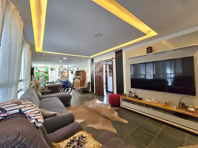 Casa com 462m² 3 quartos e 3 banheiros, à venda, no bairro Uvaranas em Ponta Grossa
