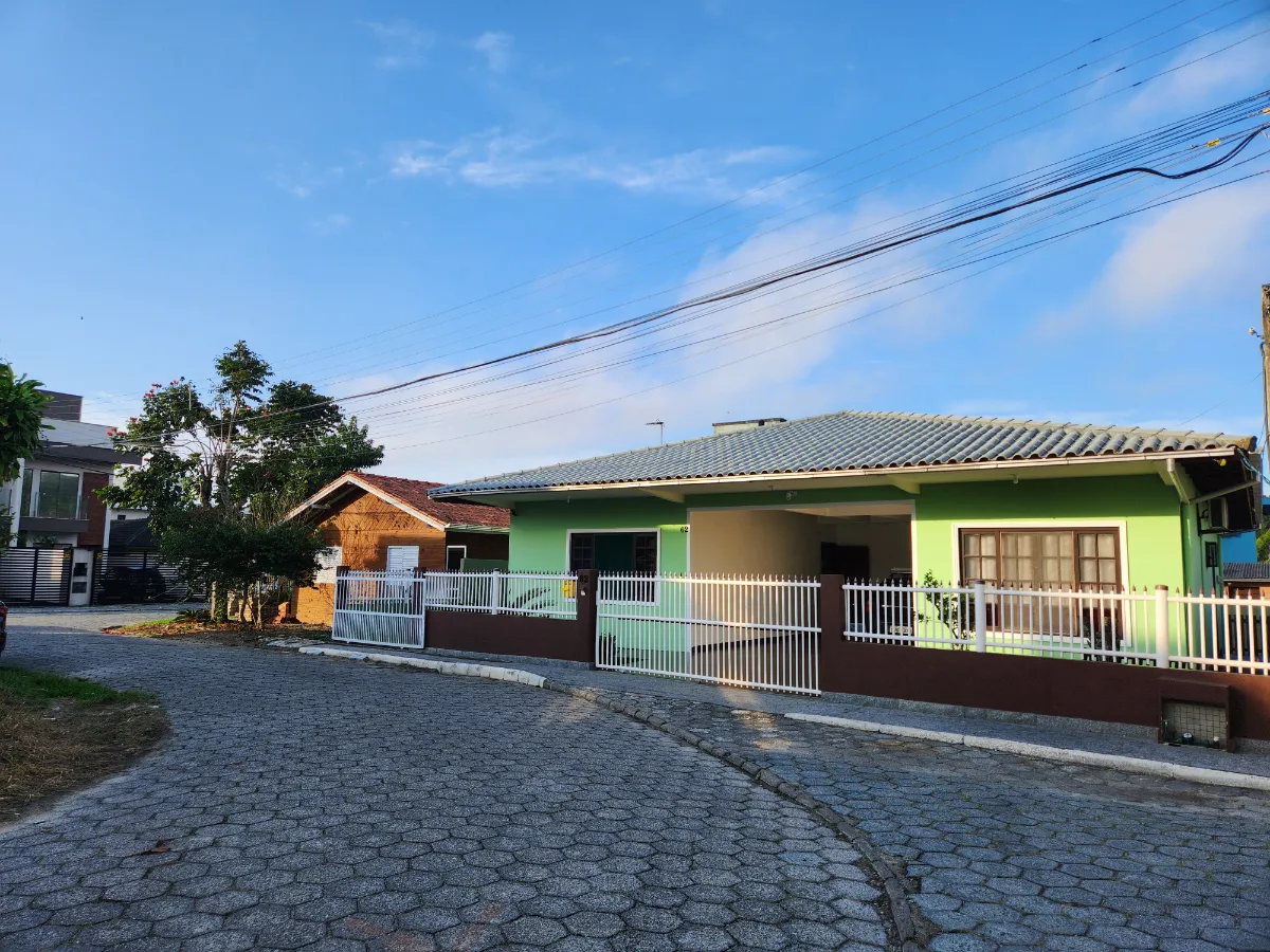 Casa para venda em Ingleses do Rio Vermelho com 4 quartos, sendo 1 suíte, 237m²