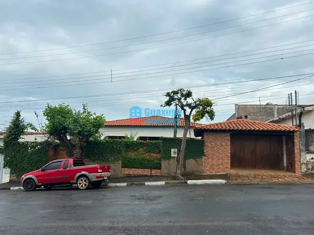 Casa com 1100m² 4 quartos e 2 banheiros, à venda, no bairro Parque do Convento em Guaxupé