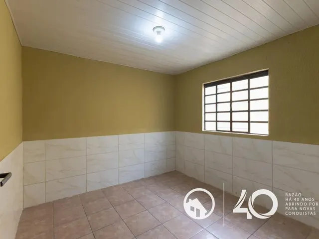 Casa 2 quartos e 1 banheiro, para alugar, no bairro Capão Raso em Curitiba