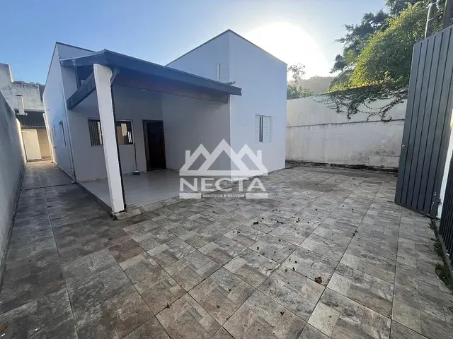 Casa com 250m² 4 quartos e 2 banheiros, à venda, no bairro Massaguaçu em Caraguatatuba