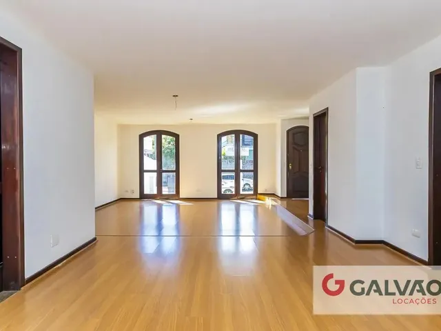 Casa com 720m² 5 quartos e 2 banheiros, para alugar, no bairro São Lourenço em Curitiba