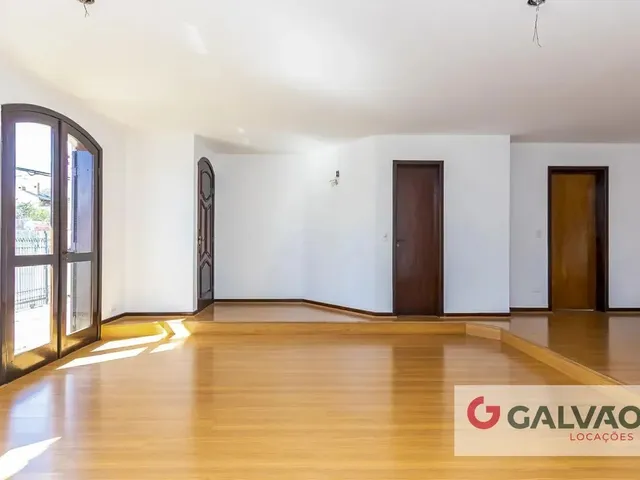 Casa com 720m² 5 quartos e 2 banheiros, para alugar, no bairro São Lourenço em Curitiba