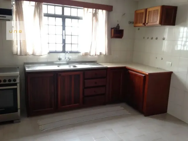 Casa 4 quartos e 2 banheiros, para alugar, no bairro Vila Izabel em Curitiba