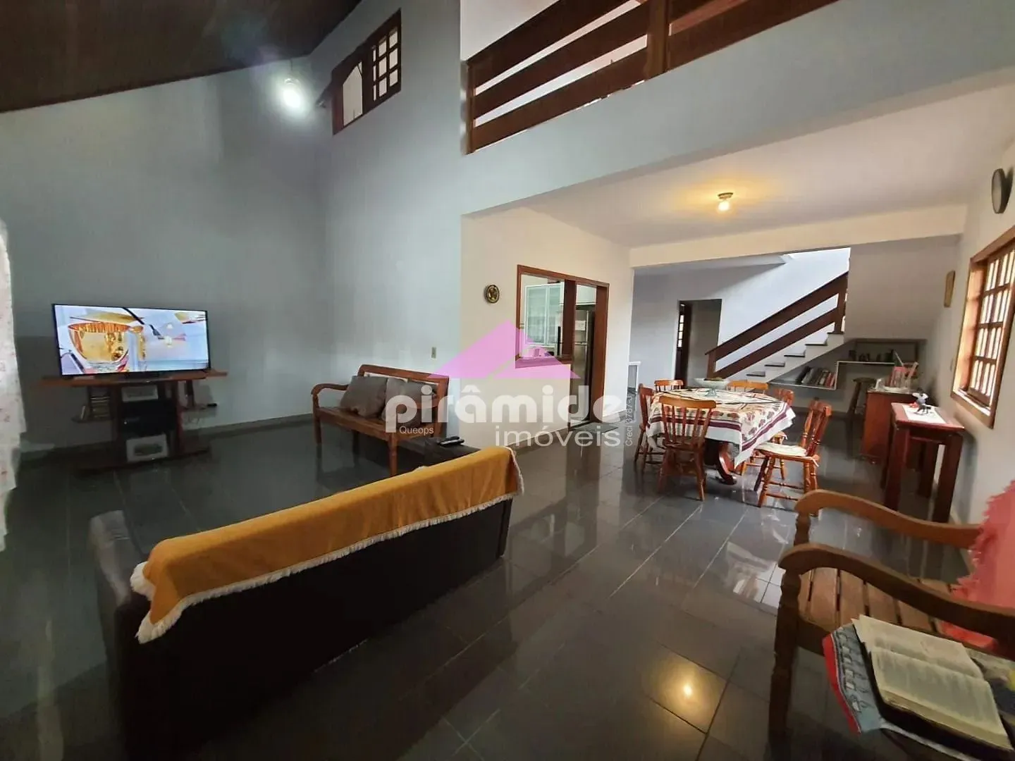 Casa, 4 quartos, 240 m² - Foto 1