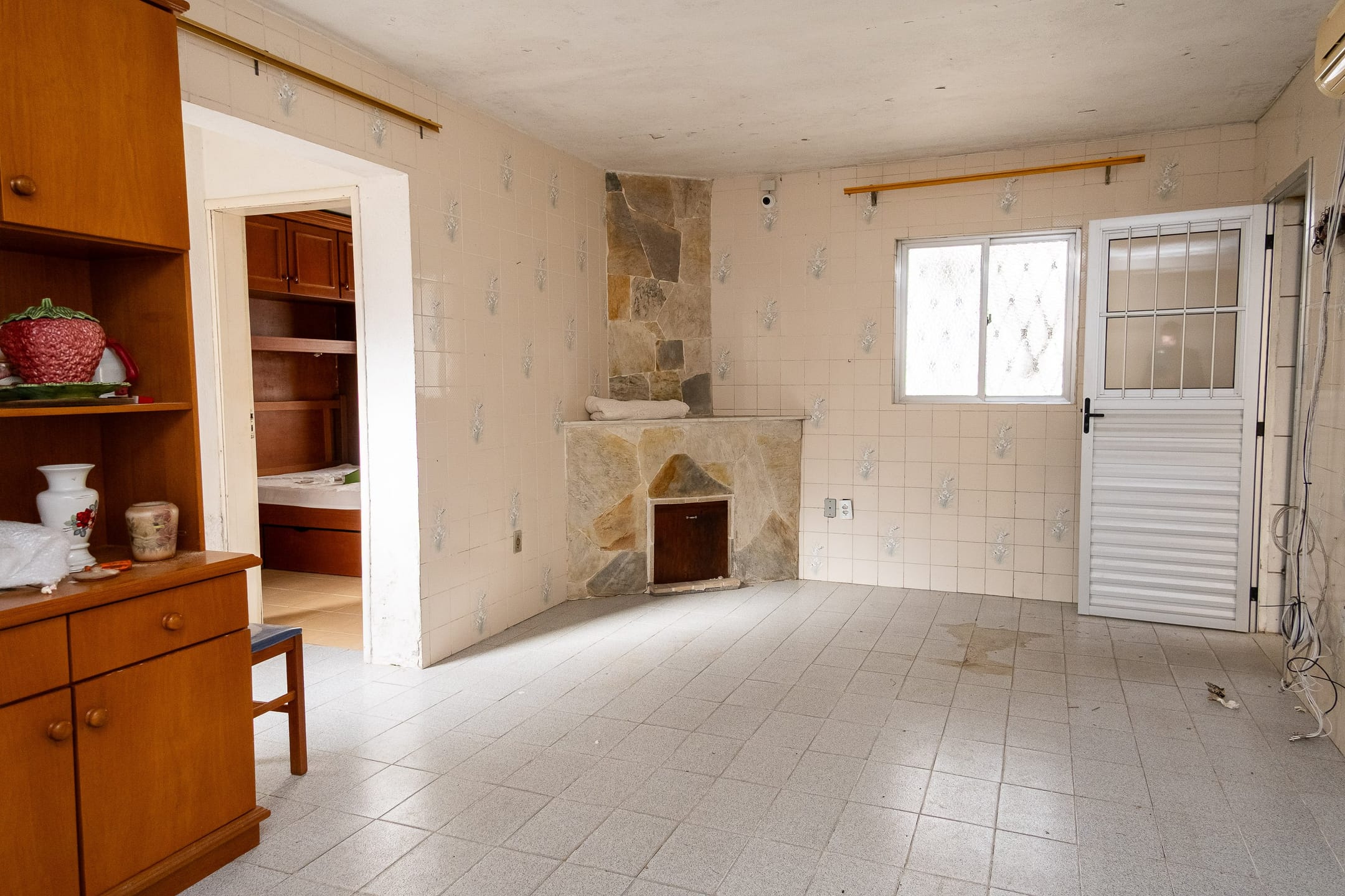Casa no Areal, 3 dormitórios, 1 suíte, 2 vagas. Churrasqueira, lareira, aceita pet. Próxima de tudo para seu conforto!