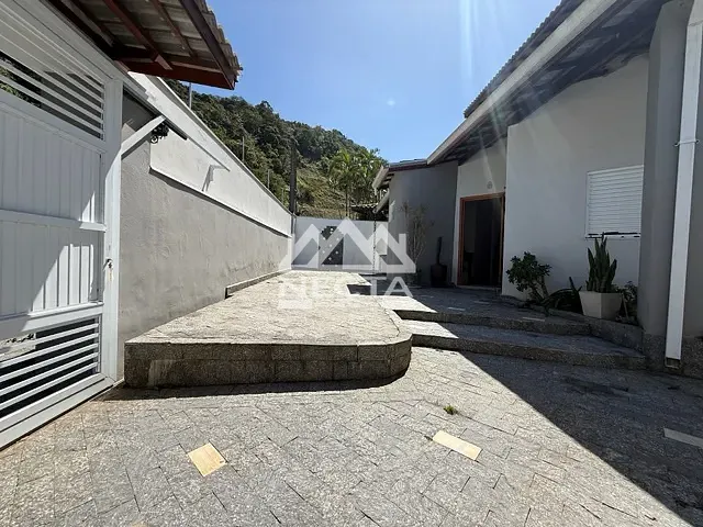 Casa com 100m² 3 quartos e 3 banheiros, à venda, no bairro Cocanha em Caraguatatuba
