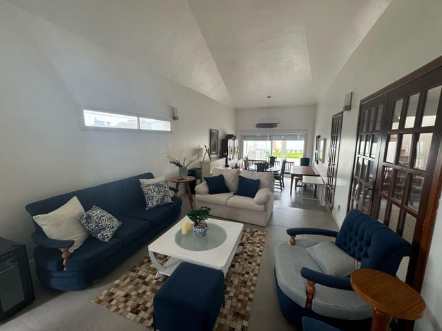 Casa com 390m² 3 quartos e 3 banheiros, à venda, no bairro Cassino em Rio Grande